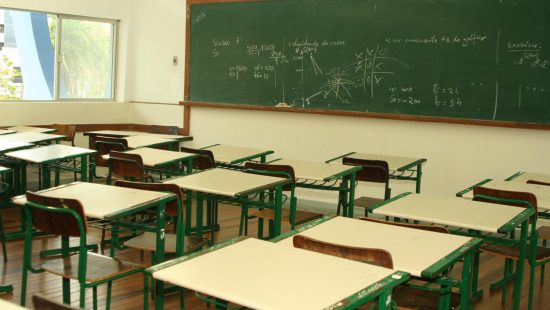 Comissão aprova reajuste do piso salarial de R$ 5.130 para professores para 2026