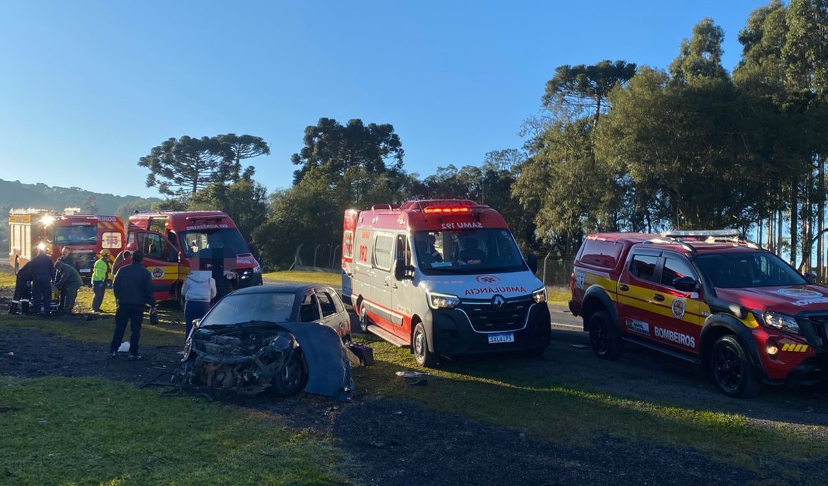 Colisão entre carros e caminhão deixa feridos na BR-280 em Irineópolis