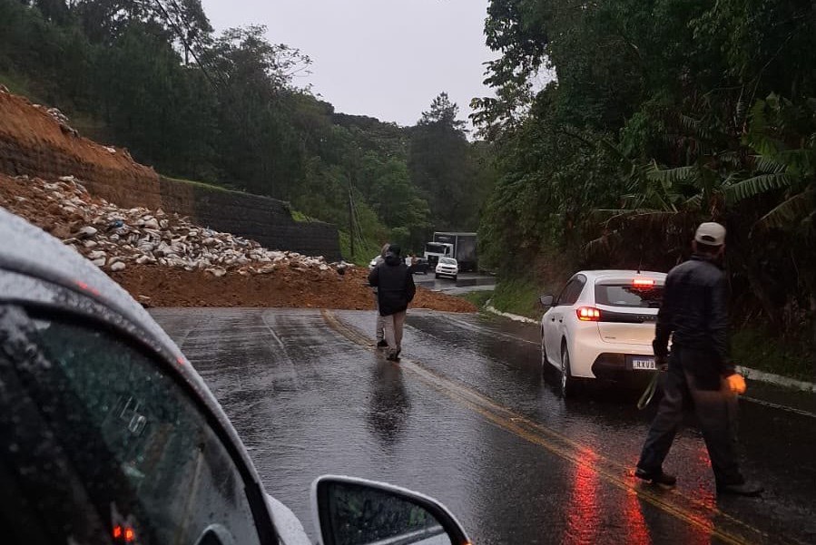 Vídeo: deslizamento interdita a BR-280 na Serra de Corupá neste momento